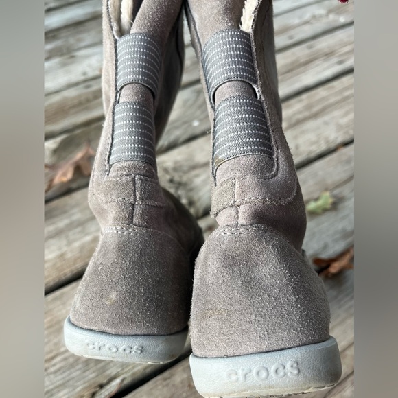 Gray Suede Croc Boots Girls Size 5 Crocs Sherpa Fleece Lining Fall Winter Boots - Picture 8 of 14